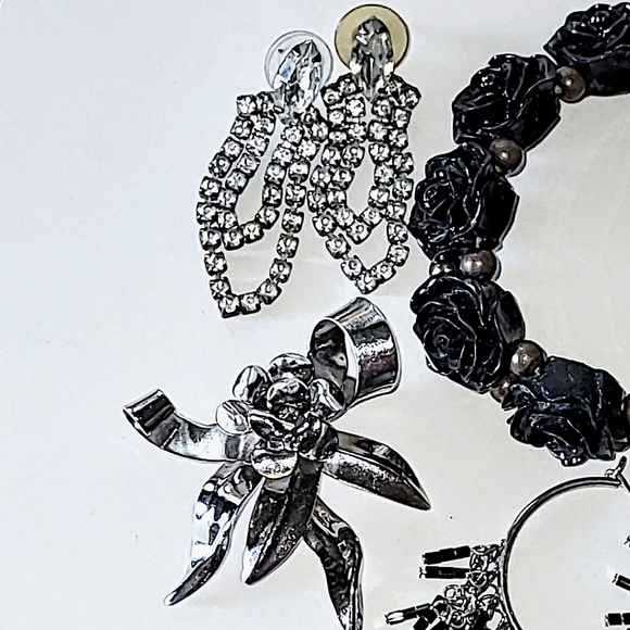 BLACK & SILVER JEWELRY LOT - BROOCHES, RHINESTONE EARRINGS, BRACELETS - Picture 5 of 7
